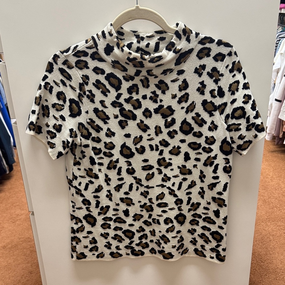 Chic Leopard Print Short Sleeve Top